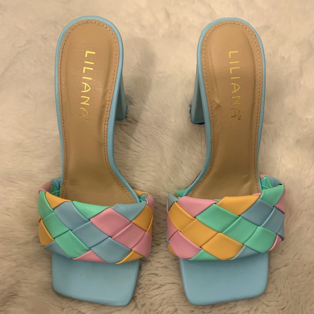 Like new pastel heel sandals